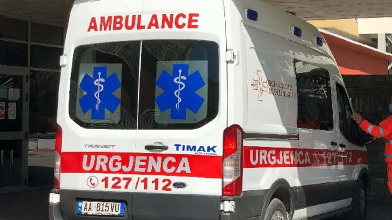 Tiranë/ Makina përplas skuterin elektrik me dy të mitur, 13 dhe 6 vjeç, në pranga drejtuesi i automjetit