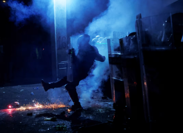“Vuçiç largohu”, mijëra protestues antiqeveritarë përleshen me policinë/ Hidhen granata dhe gaz lotsjellës për të shpërndarë turmën