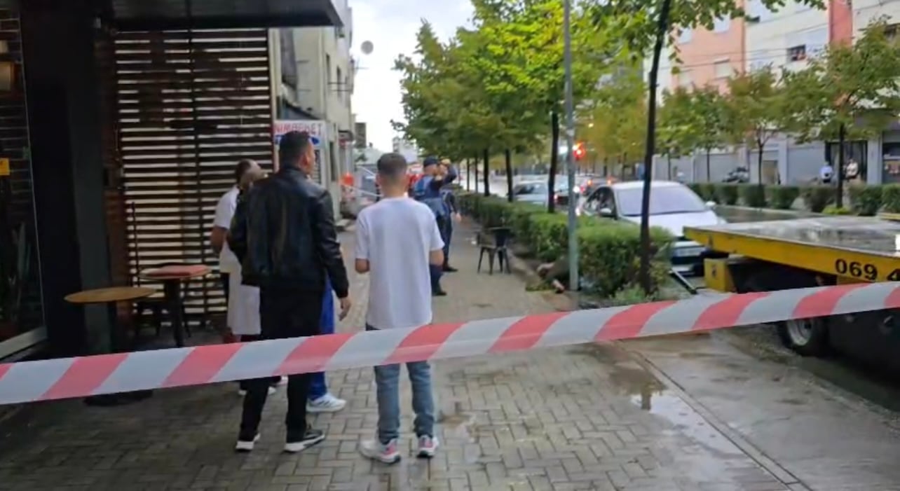 E rëndë në Durrës, shtylla e dëmtuar në rrugë i merr jetën një personi