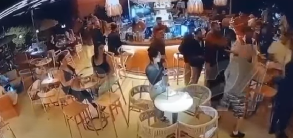VIDEO/ Tre persona u plagosën me thika, dalin pamjet e sherrit masiv në lokal! Klientët largohen të tmerruar