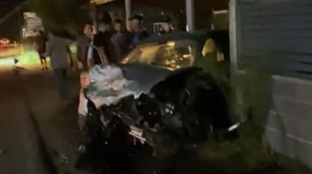 Aksident fatal/ Mjeti ka dalë nga rruga duke përfunduar në murin e biznesit, raportohet për një viktimë (PAMJET)