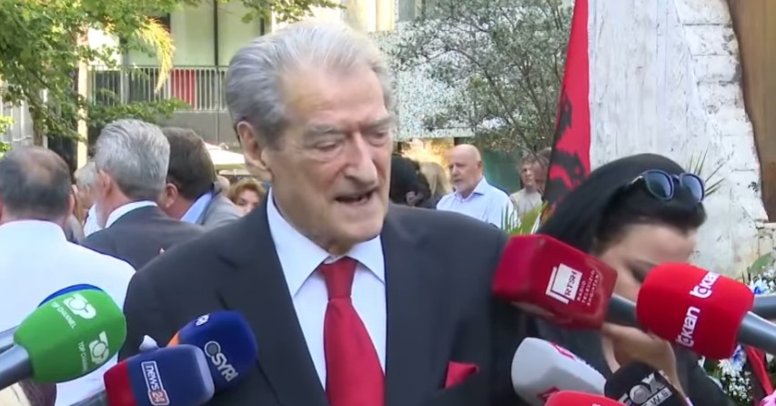 Berisha homazhe në bustin e Azem Hajdarit: Sot duhet të ngrihemi për të shpëtuar pluralizmin! Jemi të gatshëm për çdo çmim dhe sakrificë