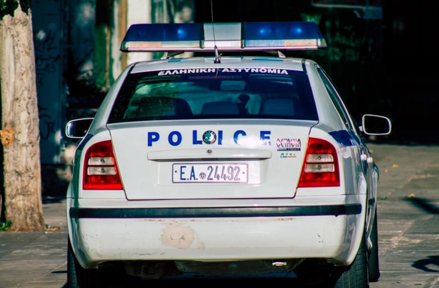 Krim i rëndë në familje, 50-vjeçari në Selanik mbyt motrën me qese, më pas telefonon policinë: E vrava…