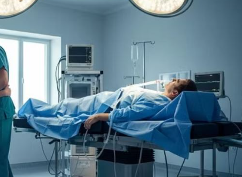 Mjeku lë pacientin në sallën e operacionit për të kryer marrëdhënie me infermieren: Isha i stresuar!