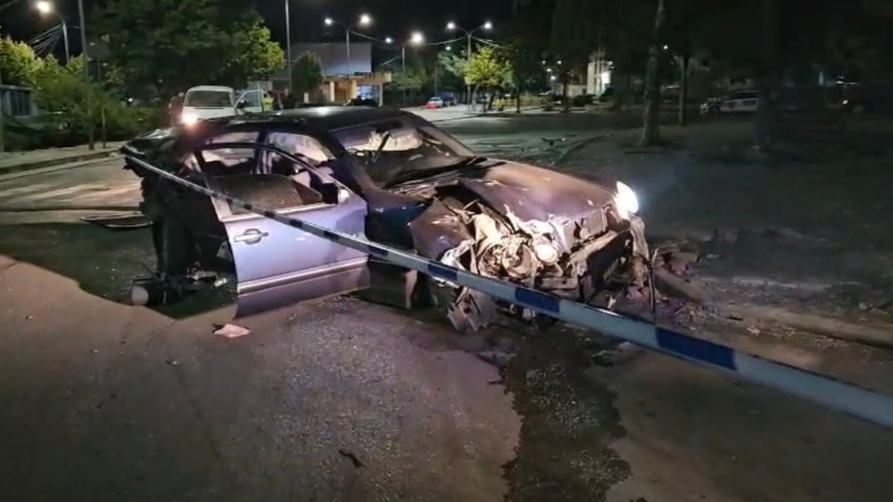 Dy të rinj plagosen RËNDË në një aksident në Kukës/ Njëri në gjendje kritike për jetën, niset me urgjencë drejt Traumës