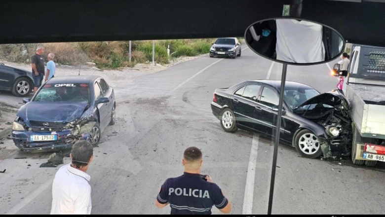 Përplasen dy automjete në aksin Sarandë-Delvinë. Vjen dhe kamionçina i bie njërit prej tyre