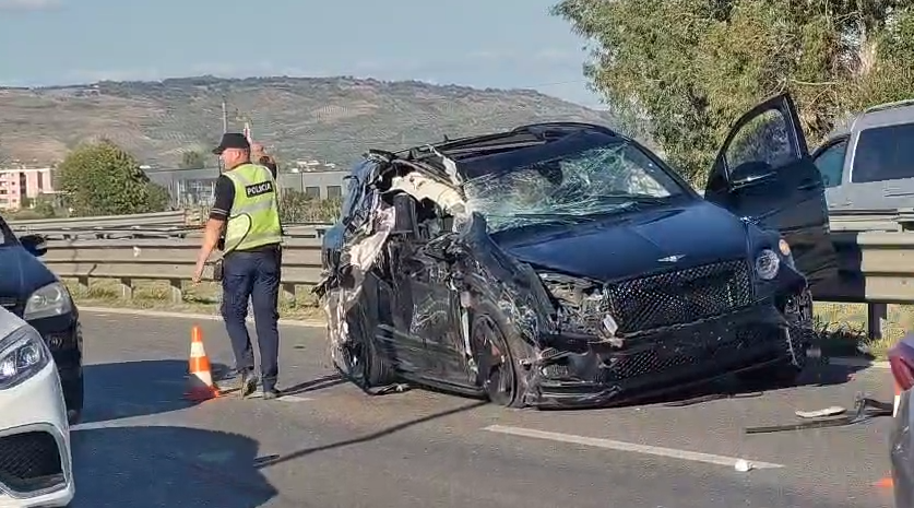 Detajet nga aksidenti në aksin Lushnje-Fier. Makina përplaset me kamionin, plagoset nëna me dy fëmijët