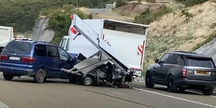 Aksident zinxhir në autostradën Shqipëri–Kosovë, 5 makina përplasen njëra pas tjetrës