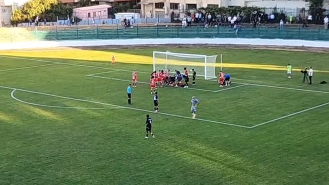 Panik në sfidën Pogradeci-Skënderbeu, mbrojtësi goditet në kokë, ambulanca hyn në fushë