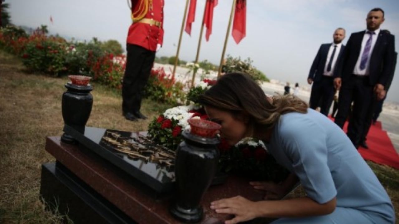 “More me vete edhe fëmijërinë time” / Rudina Hajdari kujton të atin në 27-vjetorin e vdekjes: Më ka përndjekur dyshimi, kush kishte dorë në vrasjen tënde