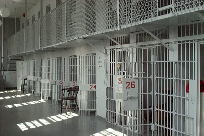 Korrupsioni në burgun e Lushnjës/ Pezullohen nga detyra drejtori e nëndrejtori i IEVP, arrestohet dhe përjashtohet efektivi që mori paratë
