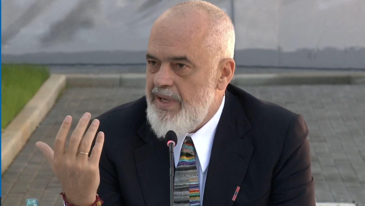 “Jeni nazeli e tekanjozë të mëdhenj”- Rama batuta me mjekët e QSUT: Ministrja u kthye në fshatin e vet, është shumë e rrezikshme! Uroj që mos t’ju hajë