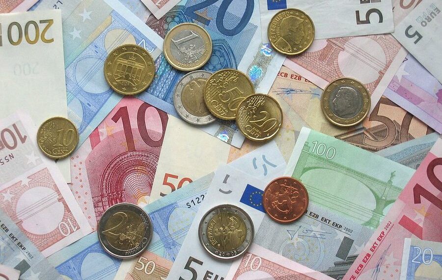 Goditje për kursin valutor/ Euro rrëzohet në nivel rekord, ekspertët paralajmërojnë zhvillime të papritura