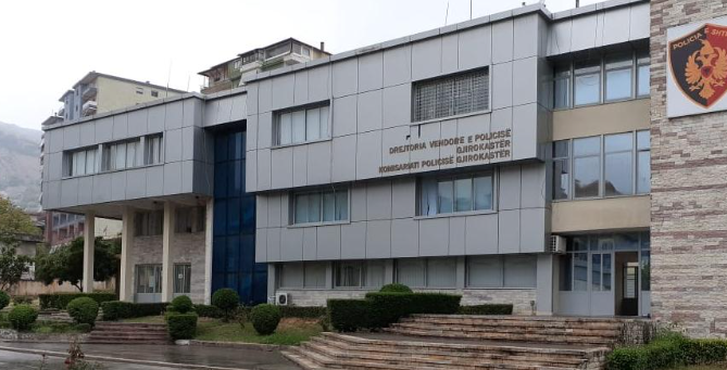 Polici dyshohet se kishte lidhje intime me një adoleshente, Prokuroria lëshon 4 urdhër-arreste! Efektivi u shantazhua me video nga disa persona