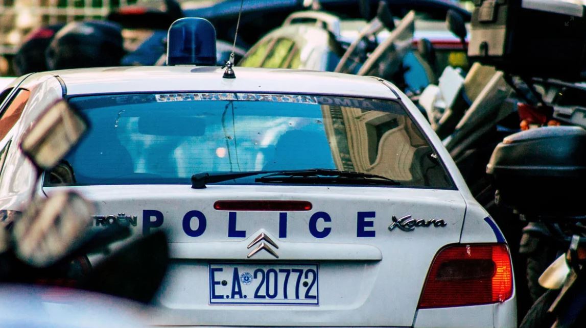 Triller në Greqi, vajza varros nënën në stallë, që të vazhdonte të merrte pensionin e saj: E bëra sepse…