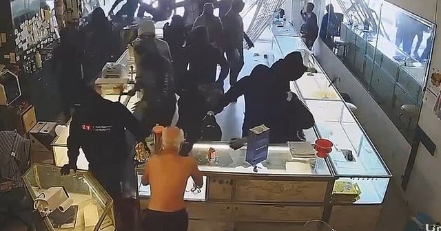 Aksion si në filma/ Grabitje spektakolare, turma e hajdutëve boshatisin argjendarinë