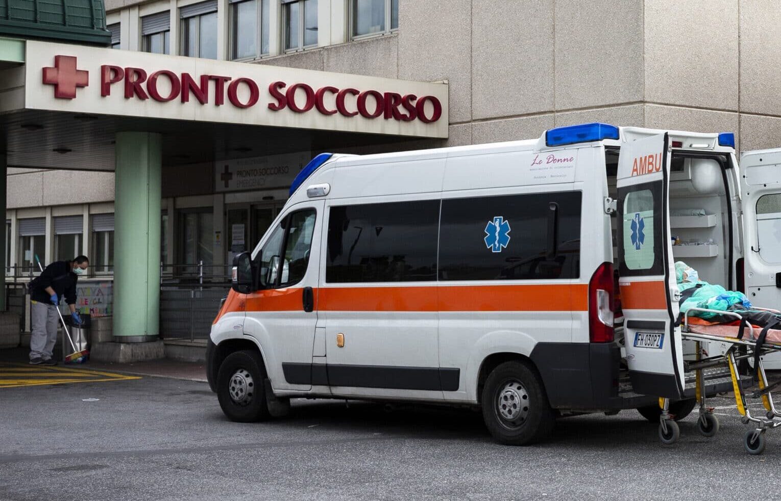 E pabesueshme në Itali/ I moshuari hidhet nga ballkoni, por bie mbi 80-vjeçaren. E moshuara ndërron jetë në vend, personi që tentoi vetëvrasjen mbijetoi!