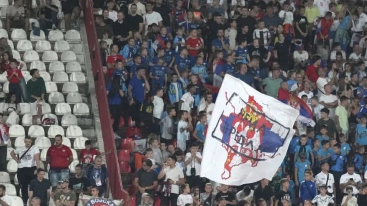 SKANDAL në Beograd! Pasi u turpëruan 5 me 0, serbët “shfryhen” duke thirrur “Kosova është Serbi”