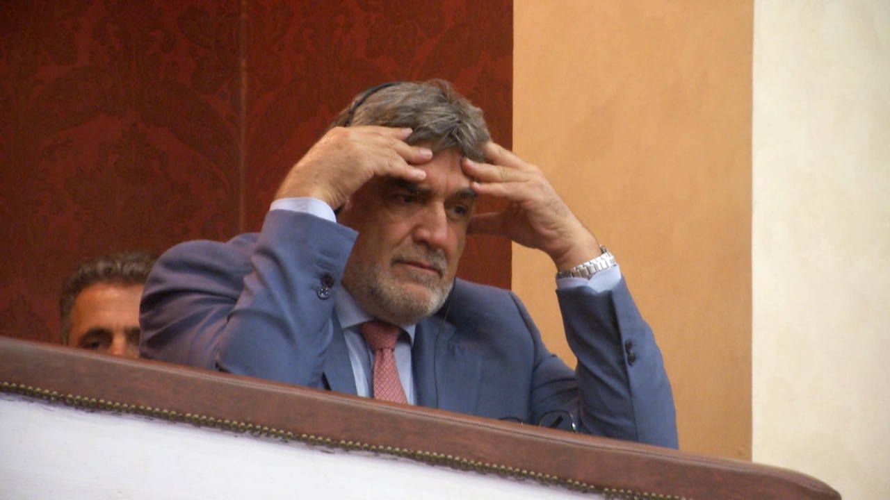 Kaosi mes opozitës dhe mazhorancës në Kuvend, ambasadori spanjoll kap kokën me duar