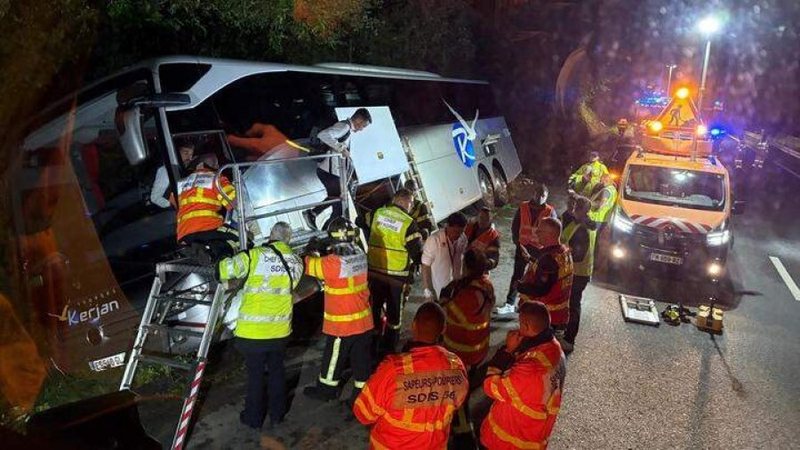 Bie në kanal autobusi i kombëtares së Luksemburgut, lojtarët përfundojnë në spital!
