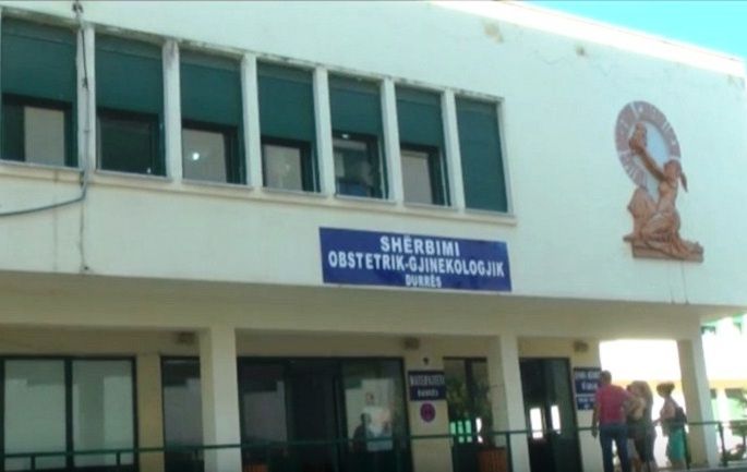 Shtatzëna lind në oborrin e maternitetit të Durrësit, nëna dhe foshnja gëzojnë shëndet të plotë
