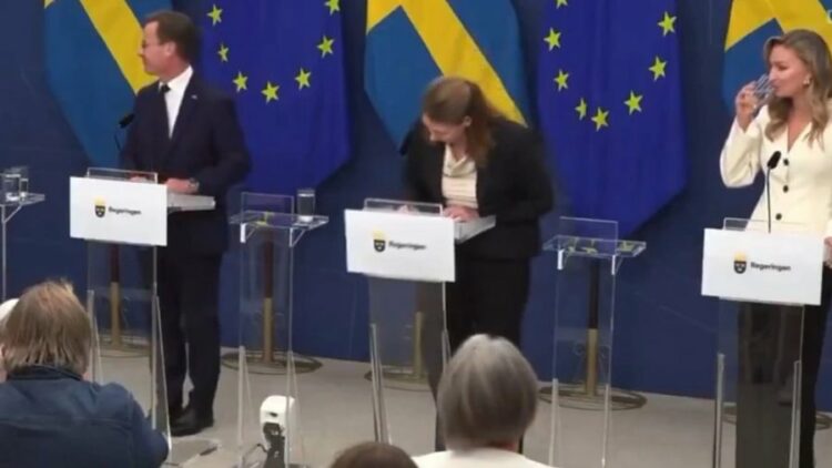 E papritur/ Ministrja e re e Shëndetësisë, humb ndjenjat gjatë konferencës, godet kokën në podium (Video)