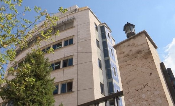 Favorizoi ndërtimet jashtë lejeve duke i shkaktuar miliona lekë dëm shtetit nga shmangia e taksave, dërgohet në gjyq ish-drejtoresha e Kadastrës