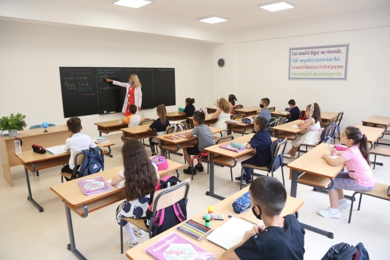 Nis sot viti i ri shkollor, nga mësimi me turne te tkurrja e nxënësve! Mësuesit në sprovë për vendin e punës, rrezikohet mbyllja e institucioneve arsimore në disa qytete