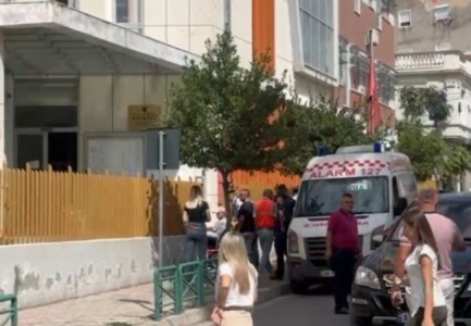 Një person me aftësi të kufizuara, i dyshuar si pjesë e rrjetit kriminal të drogës! Momenti kur futet në gjykatë me karrocë me rrota! “Kamuflohej” me gjendjen fizike për… (Video)