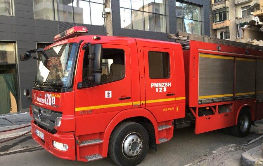 Përfshihet nga zjarri një parking/ Shkaktohen dëme tek disa automjete, ja dyshimet e para rreth ngjarjes