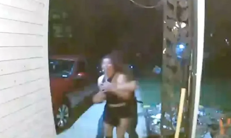 E TMERRUAR dhe duke ulëritur, gruaja rrëmbehet nga një person i pa identifikuar (Video)