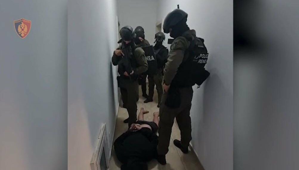 Në kërkim për vrasje/ RENEA ‘zbarkon’ në apartamentin ku fshihej i shumëkërkuari, e shtrijnë në tokë dhe e… (Video)
