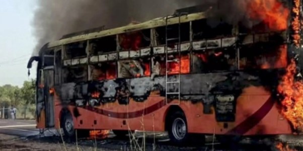 Përfshihet nga flakët autobusi, raportohet për 20 viktima