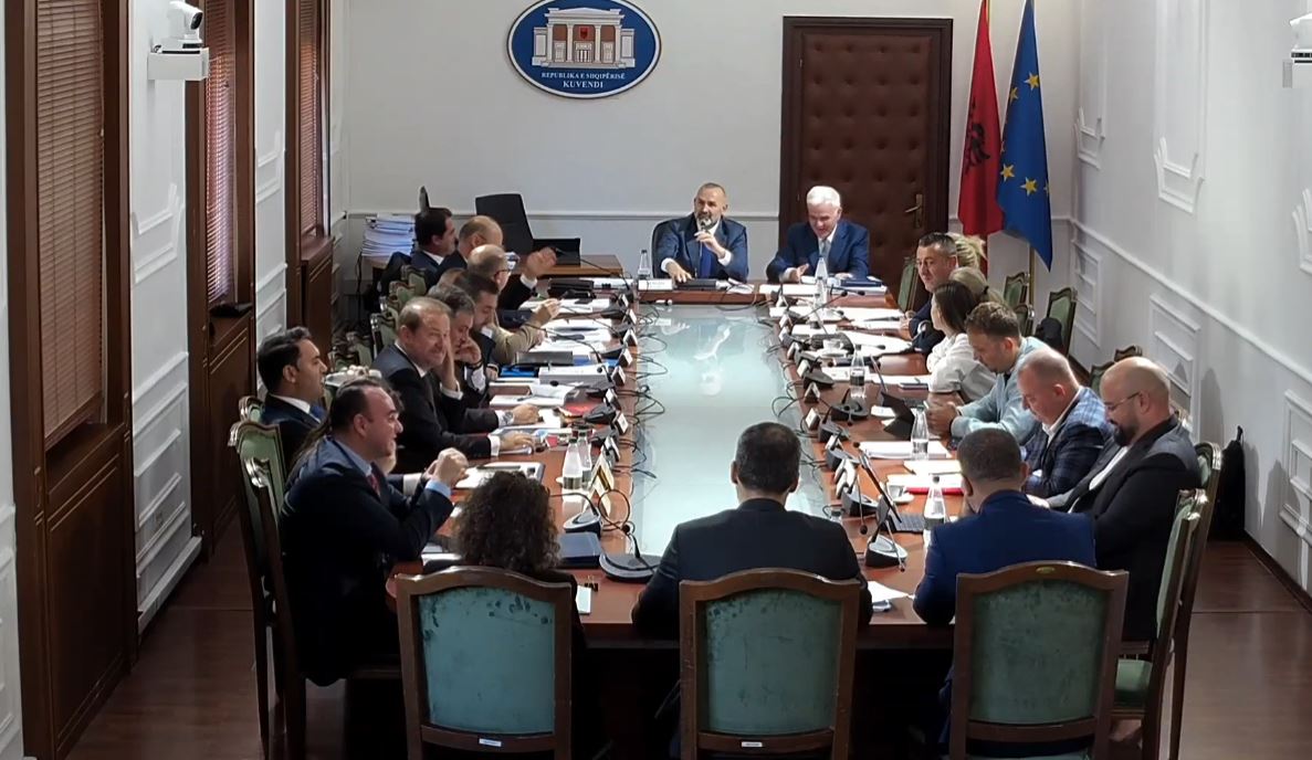 Deputeti i PD-së ironi tek “Ligjet”: Ku është Kryeministri se na mori malli, ta puthim njëherë! Ish-ministri: Edhe nëse vjen, ti se arrin dot