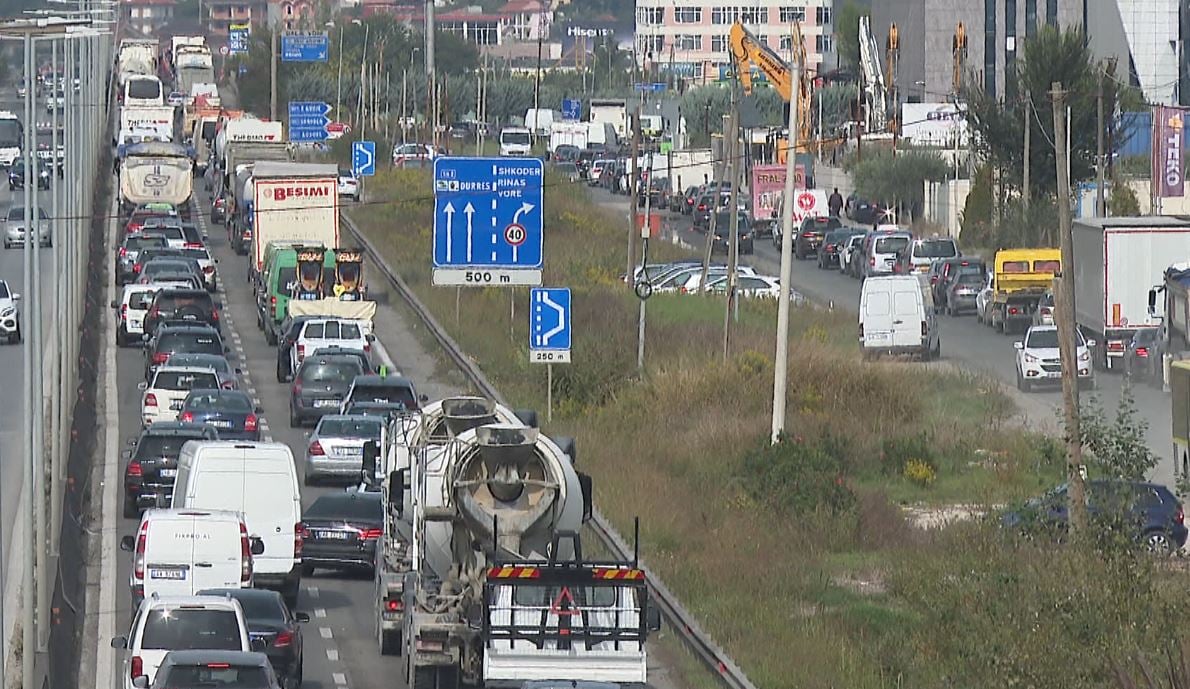 ARRSH ndryshon planin e trafikut për autostradën Tiranë–Durrës! Ja segmentet e lëvizjes dhe oraret e bllokimit