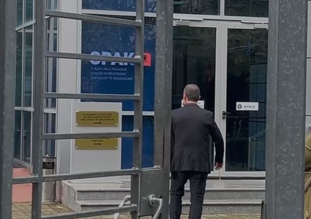 Ish kryebashkiaku i Tepelenes  Tërmet Peçi paraqitet në SPAK