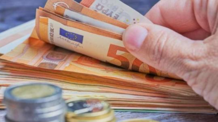 Këmbimi valutor 8 dhjetor/ Me sa blihen e shiten dollari dhe euro, çfarë ndodh me monedhat e tjera