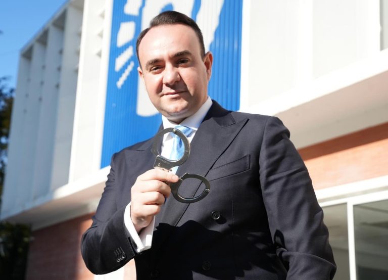 Dosja e Ballukut për tunelin e Llogarasë, ironizon deputeti i PD: Me këto që po shohim në Parlament duhet të shkosh me pranga, jo me dosje ligjesh