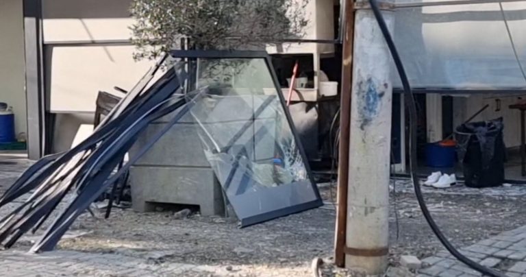 Shpërthimi me tritol në restorant, pamjet nga dëmi i shkaktuar! Kamerat fiksojnë autorin e maskuar, pasi hodhi lëndën plasëse u largua me vrap! Ç’deklaruan pronarët