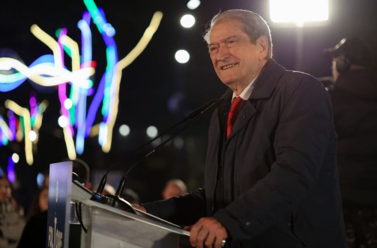 “Jemi të vonuar”- Berisha: Koha nuk pret, kemi mision të shpëtojmë shqiptarët! Të ngrihemi në lartësinë e idealeve të Dhjetorit dhe të përballemi me të keqen