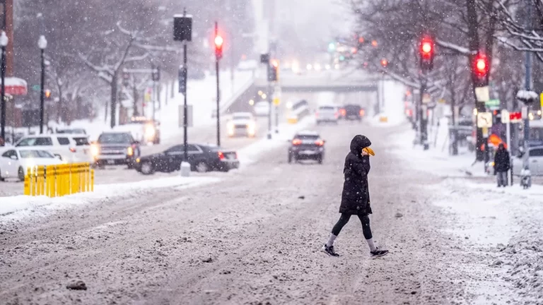 “Kërcënuese për jetën, kalohet në hipotermi”/ Alarmi nga stuhia: Mos dilni nga shtëpia