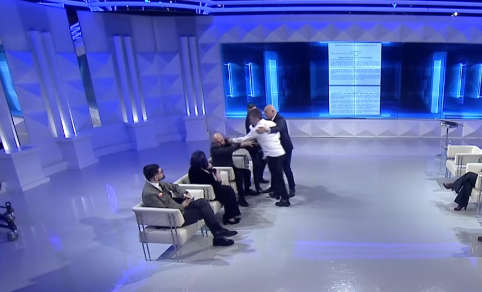 FOTO VIDEO   Mbylle gojën   Përplasje fizike në emision  Berat Buzhala tenton të godasë Albatros Rexhaj  Kujt i thua ashtu 